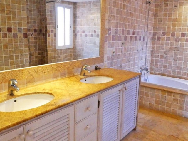 2 Bedrooms Apartment in Guadalmina Baja