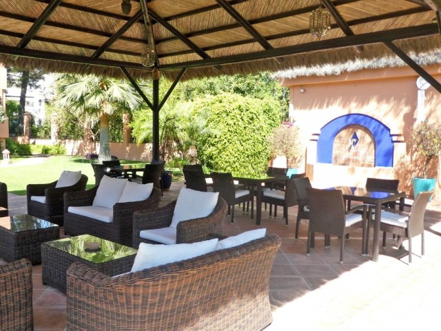 2 Bedrooms Apartment in Guadalmina Baja