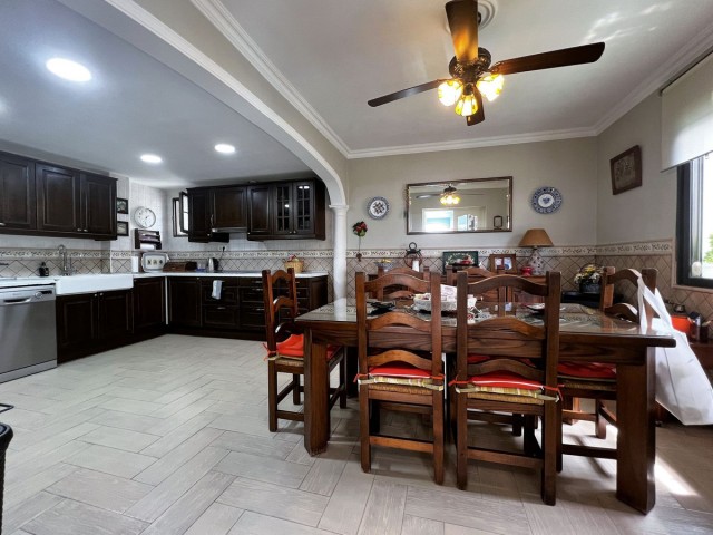 Villa con 4 Dormitorios  en La Capellania