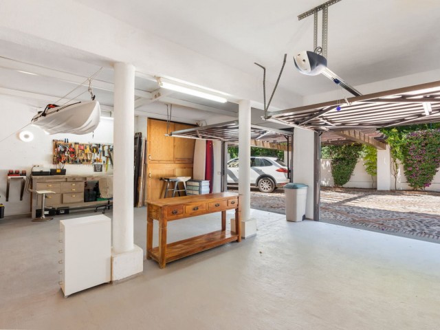 4 Bedrooms Villa in Guadalmina Baja