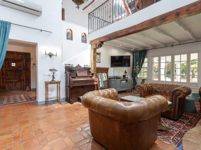 4 Bedrooms Villa in Guadalmina Baja