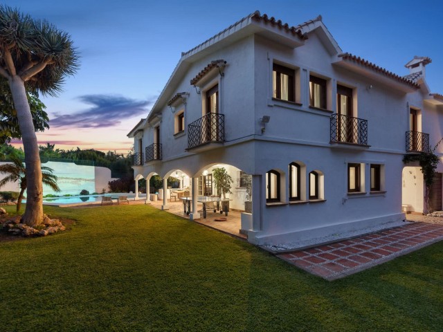 4 Bedrooms Villa in Guadalmina Baja