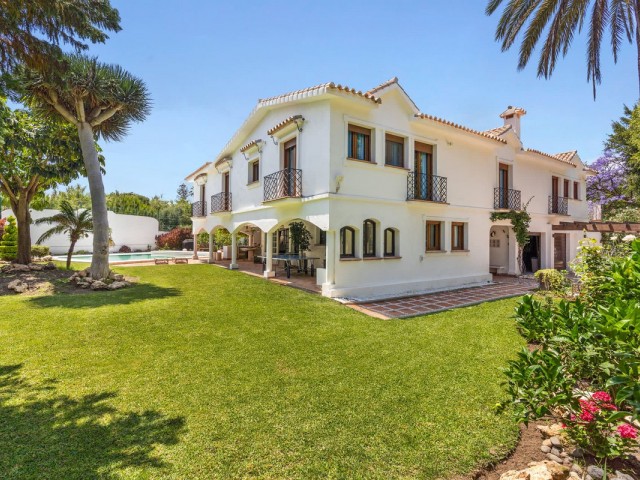 4 Bedrooms Villa in Guadalmina Baja