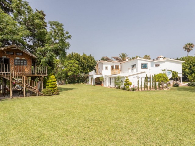 4 Bedrooms Villa in Guadalmina Baja