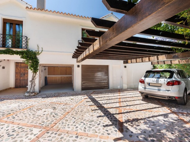 4 Bedrooms Villa in Guadalmina Baja