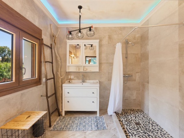 4 Bedrooms Villa in Guadalmina Baja