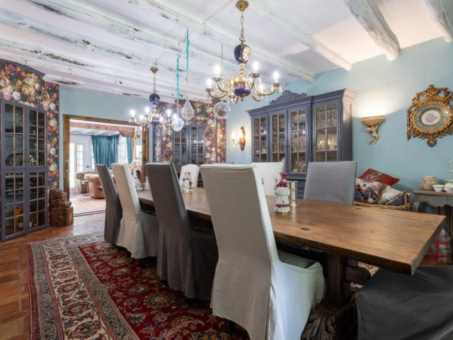 4 Bedrooms Villa in Guadalmina Baja