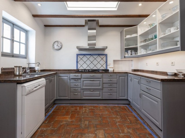 4 Bedrooms Villa in Guadalmina Baja