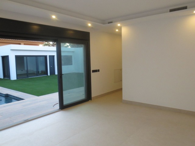 Villa con 4 Dormitorios  en El Coto