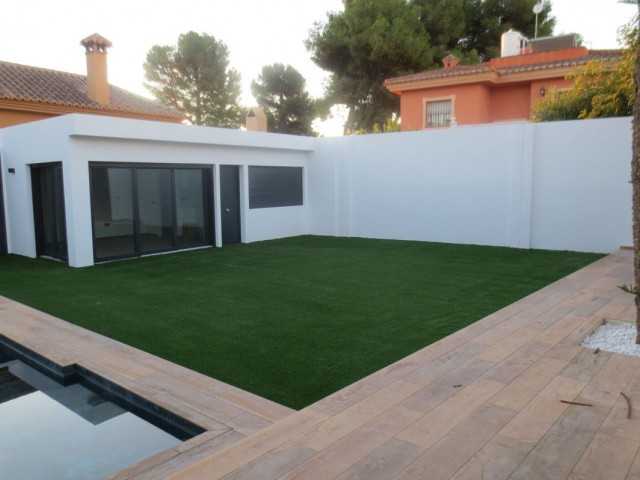 Villa con 4 Dormitorios  en El Coto