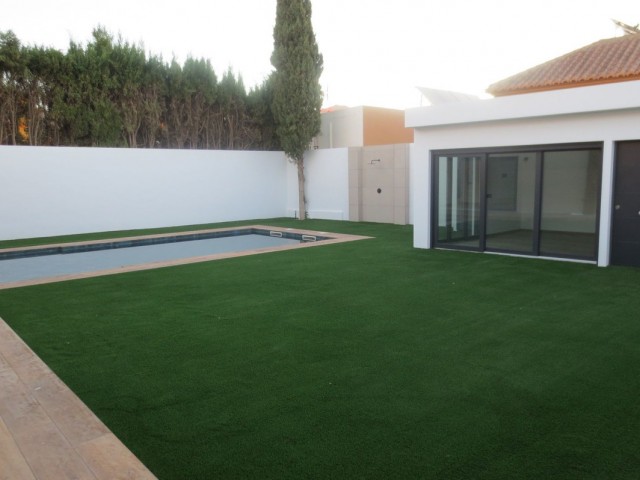 Villa con 4 Dormitorios  en El Coto