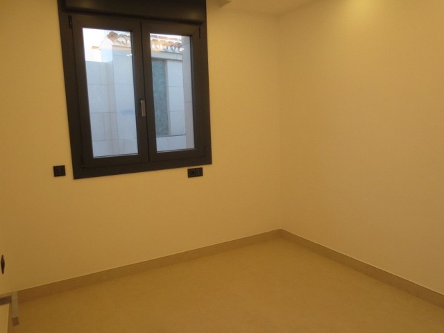 Villa con 4 Dormitorios  en El Coto