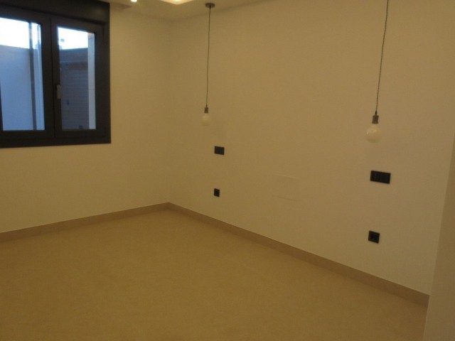 Villa con 4 Dormitorios  en El Coto