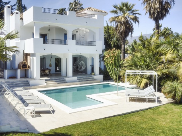 Villa avec 4 Chambres  à Nueva Andalucía
