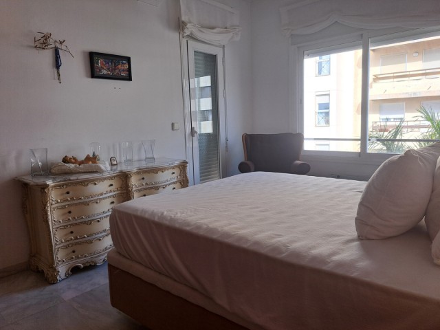 Apartamento con 6 Dormitorios  en Estepona