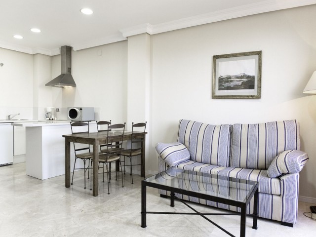 Comercial con 100 Dormitorios  en Manilva