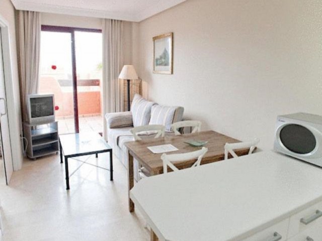 Comercial con 100 Dormitorios  en Manilva