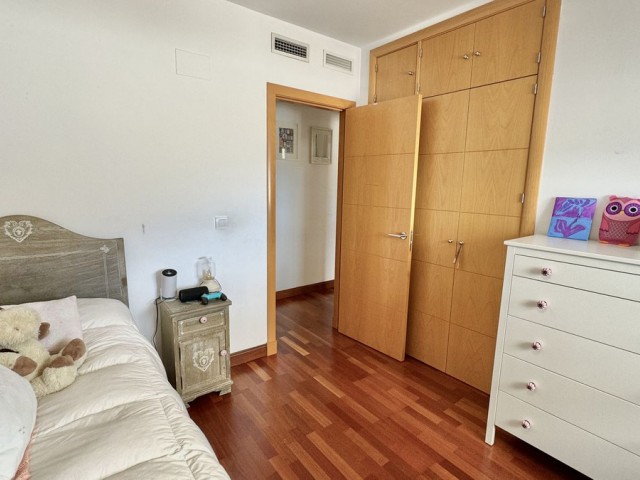 Apartamento con 4 Dormitorios  en Torremolinos