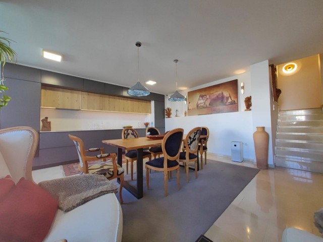 Apartamento con 3 Dormitorios  en Estepona