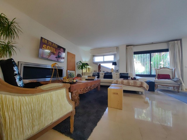 Apartamento con 3 Dormitorios  en Estepona