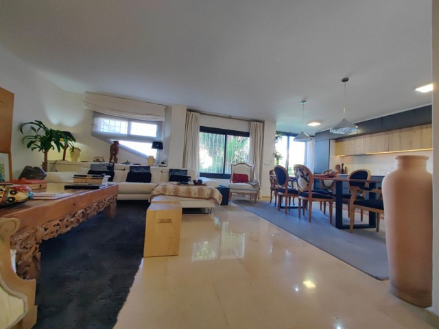 Apartamento con 3 Dormitorios  en Estepona