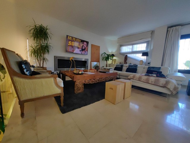 Apartamento con 3 Dormitorios  en Estepona
