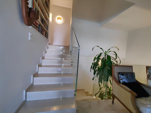 Apartamento con 3 Dormitorios  en Estepona