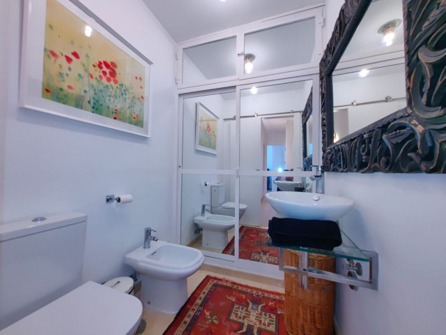 Apartamento con 3 Dormitorios  en Estepona
