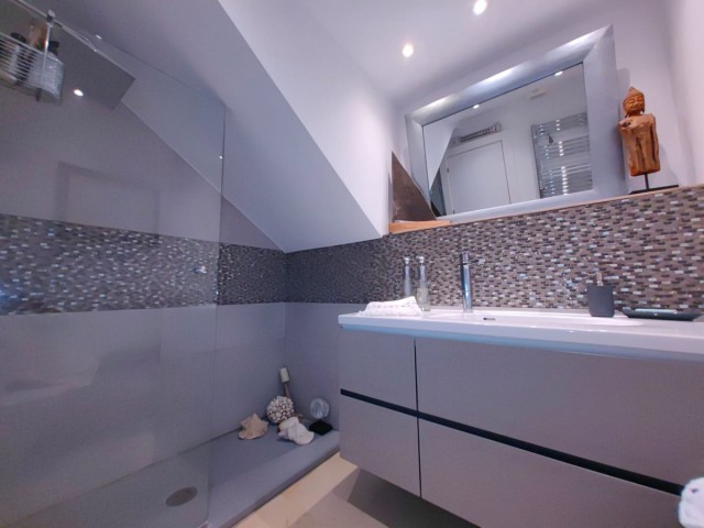 Apartamento con 3 Dormitorios  en Estepona