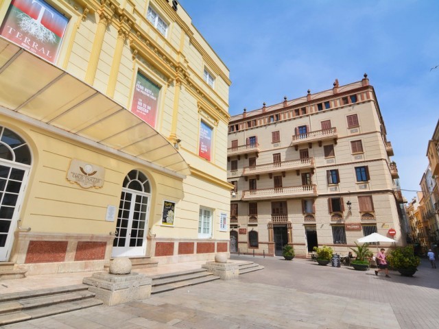 Apartamento con 4 Dormitorios  en Málaga Centro