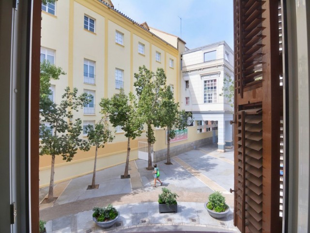 Apartamento con 4 Dormitorios  en Málaga Centro