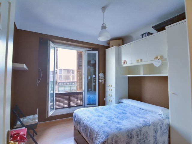 Apartamento con 4 Dormitorios  en Málaga Centro