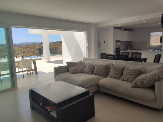 4 Bedrooms Villa in Estepona