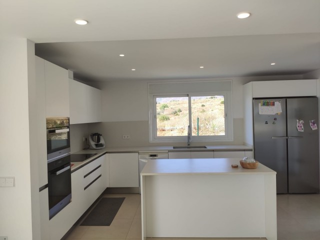 4 Bedrooms Villa in Estepona