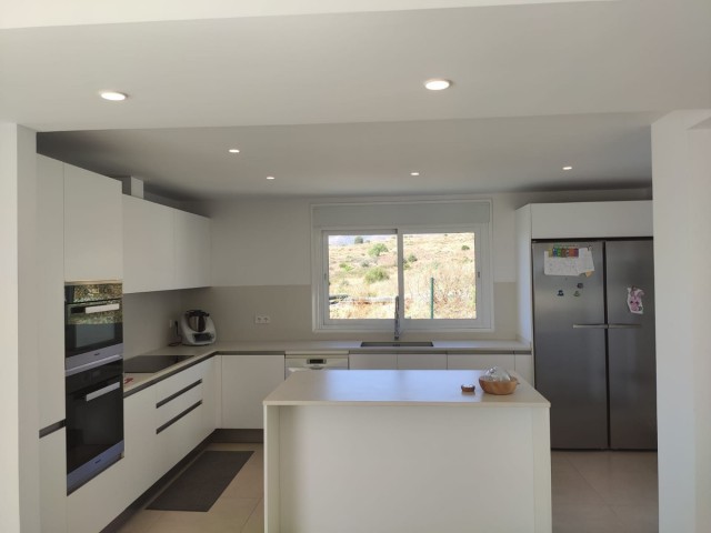 4 Bedrooms Villa in Estepona