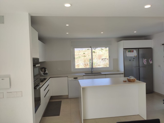 4 Bedrooms Villa in Estepona