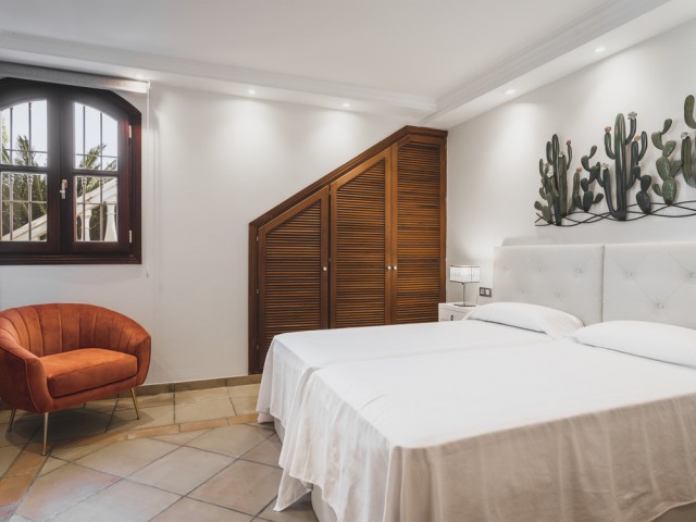Villa con 7 Dormitorios  en Estepona