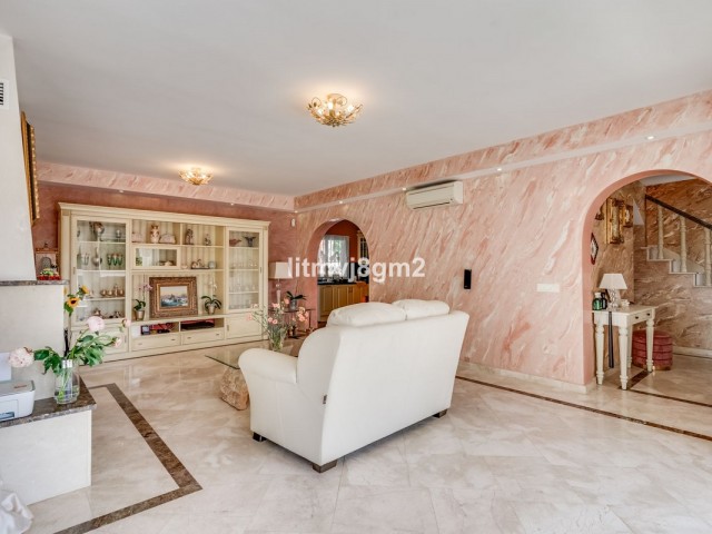4 Bedrooms Villa in Artola