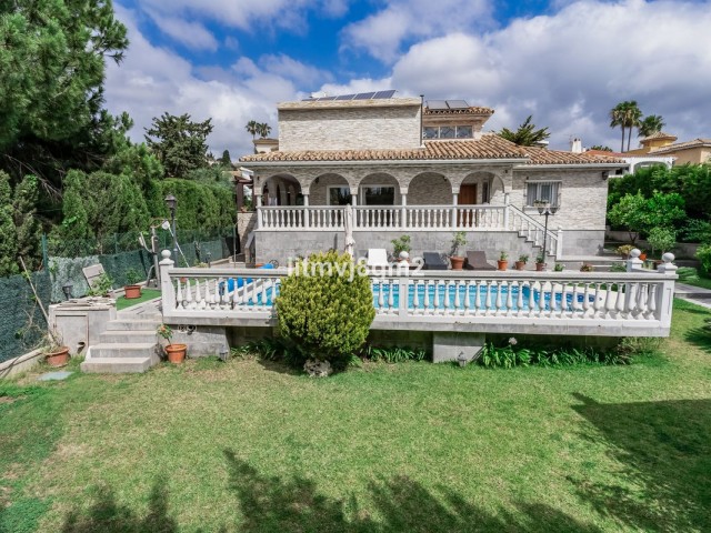 4 Bedrooms Villa in Artola