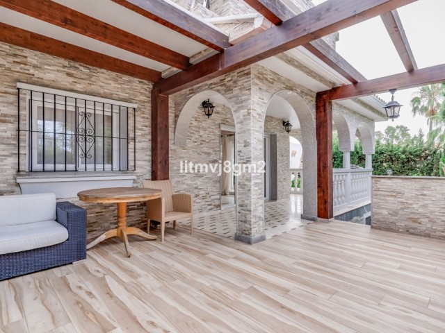 4 Bedrooms Villa in Artola