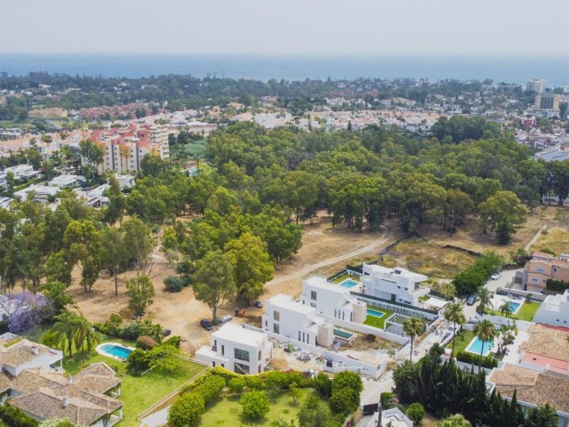 6 Bedrooms Villa in New Golden Mile