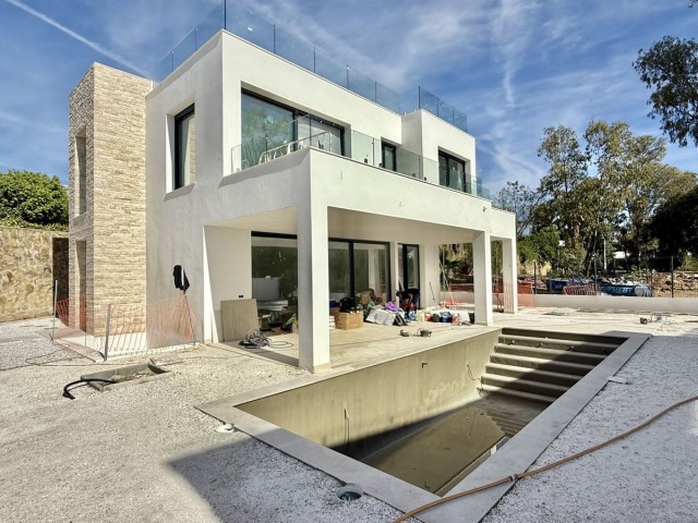 6 Bedrooms Villa in New Golden Mile