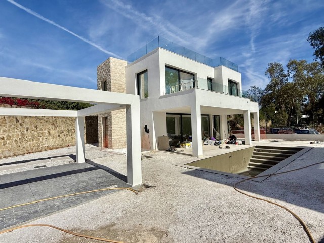 6 Bedrooms Villa in New Golden Mile