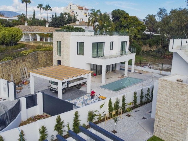 6 Bedrooms Villa in New Golden Mile