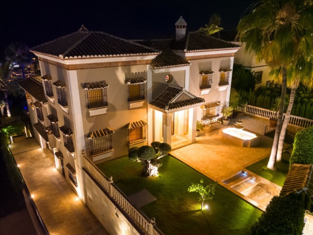 Villa con 5 Dormitorios  en La Cala de Mijas