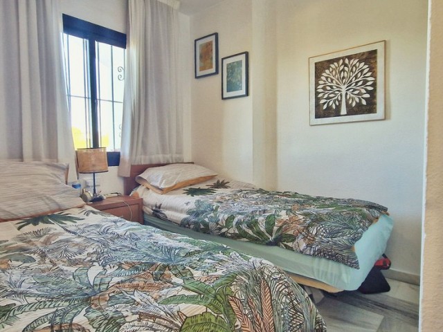 Apartamento con 2 Dormitorios  en Calahonda