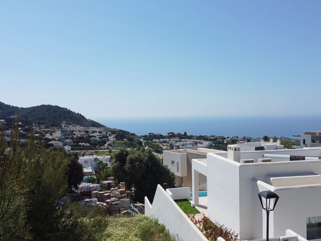 Plot, Mijas
