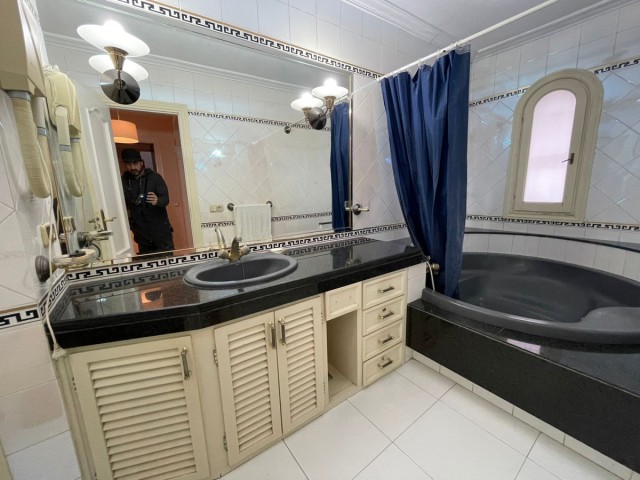 Maison mitoyenne avec 5 Chambres  à Estepona