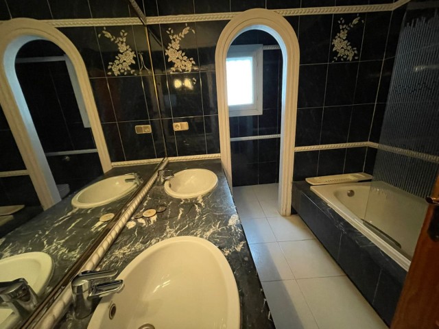 Adosado con 5 Dormitorios  en Estepona