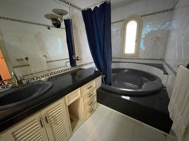 Adosado con 5 Dormitorios  en Estepona